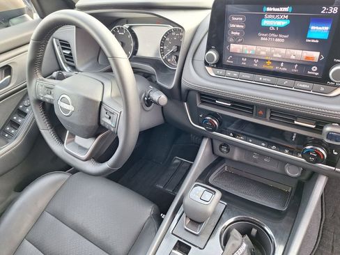 Used 2025 Nissan Rogue SV w/ SV Premium Package image 30