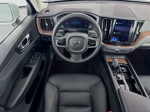 Used 2023 Volvo XC60 B5 Plus image 23