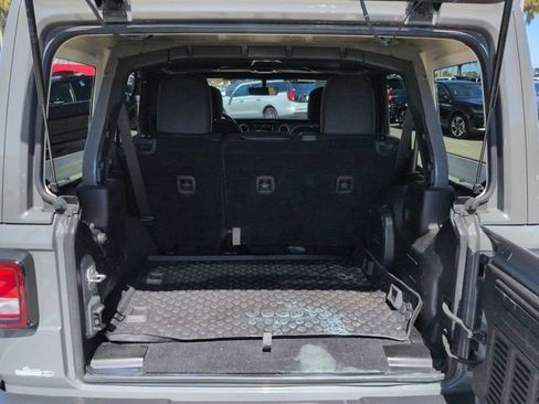 Used 2022 Jeep Wrangler Unlimited Sahara w/ Cold Weather Group AWD/4WD image 13