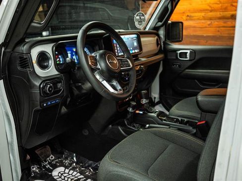 Used 2025 Jeep Wrangler Unlimited Sahara w/ Safety Group image 8