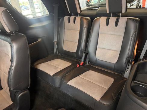 Used 2017 Ford Explorer XLT w/ Equipment Group 202A FWD image 19