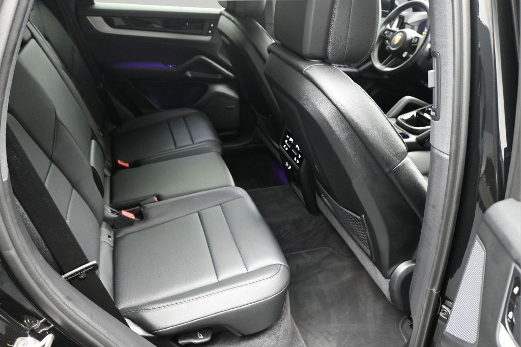 Certified 2025 Porsche Cayenne AWD/4WD image 9