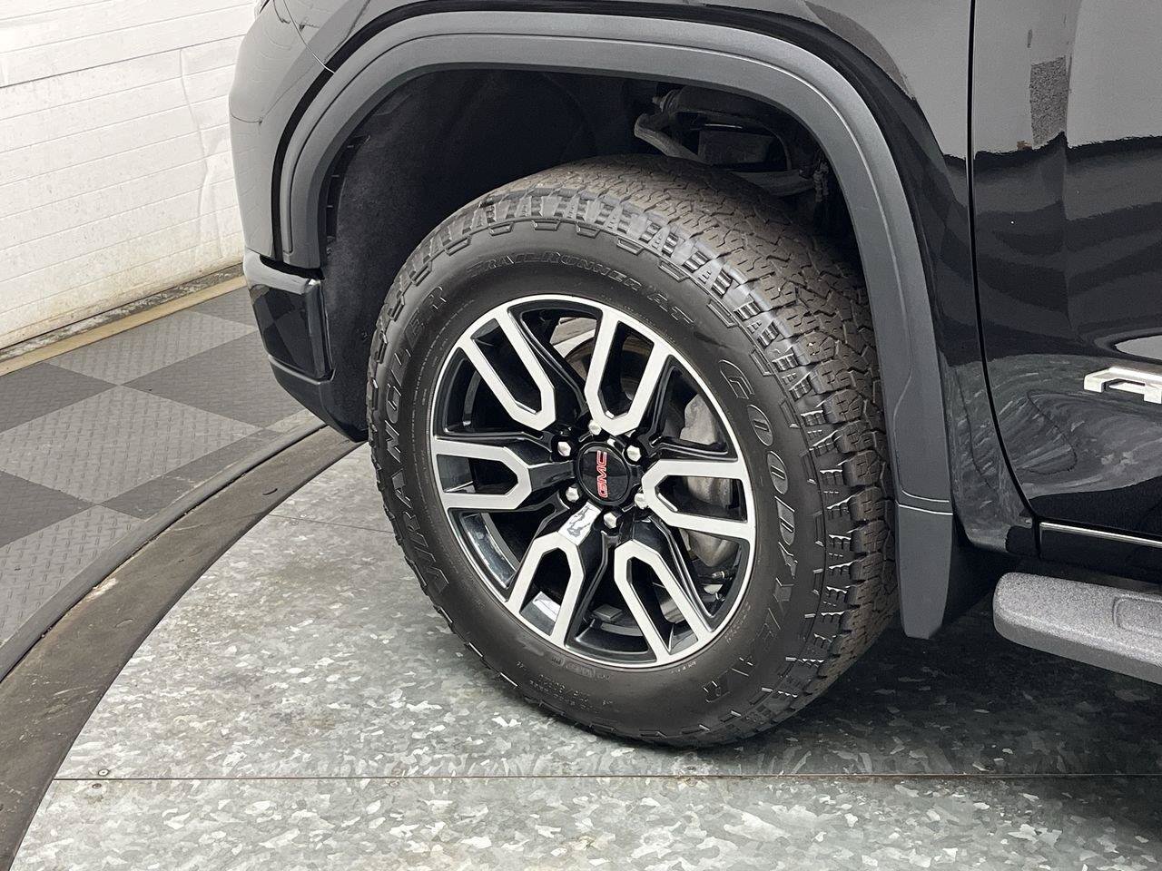 Certified 2025 GMC Sierra 1500 AT4 w/ Technology Package AWD/4WD image 40
