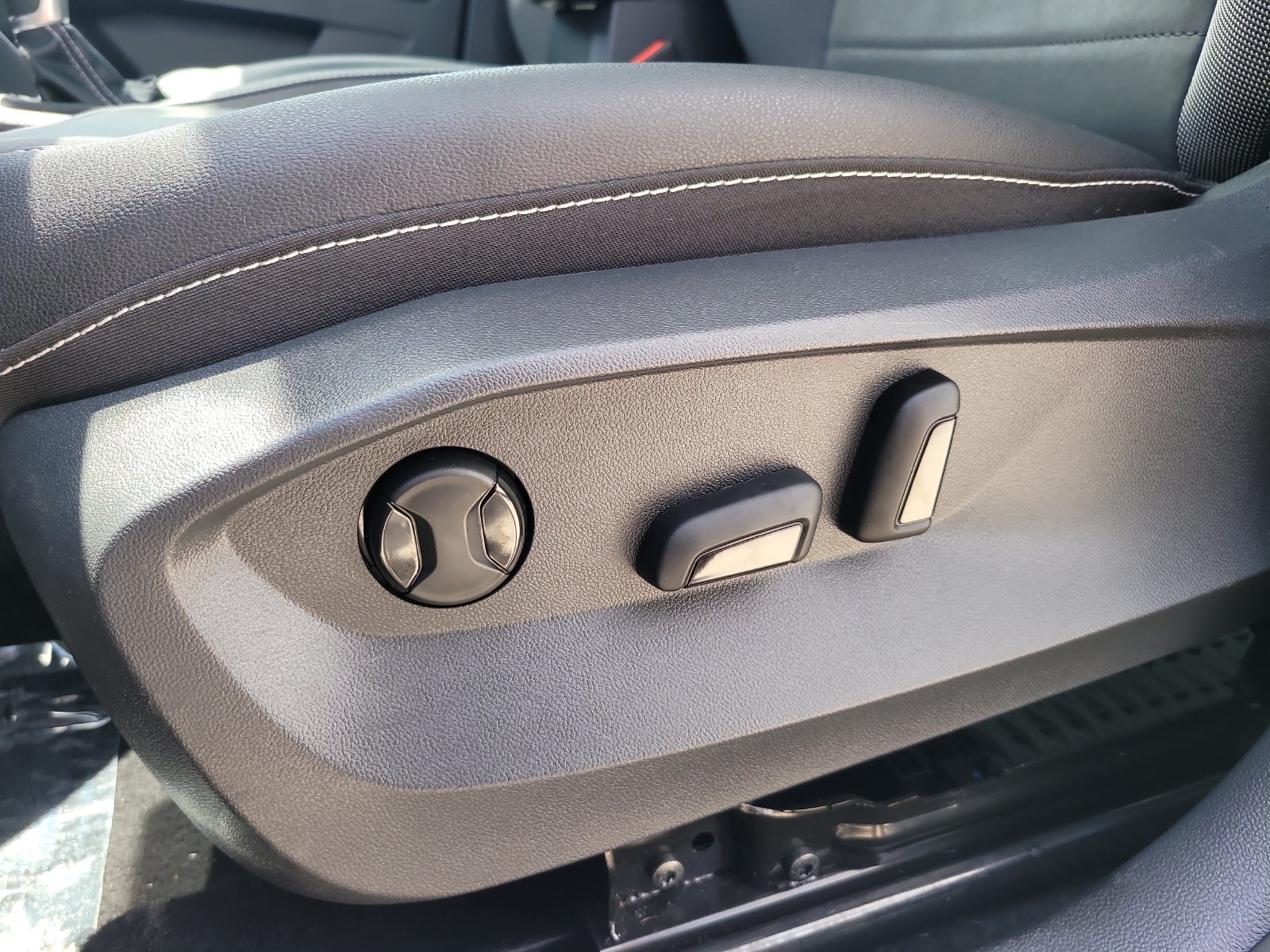 Used 2023 Volkswagen Taos SE w/ Panoramic Sunroof Package FWD image 16