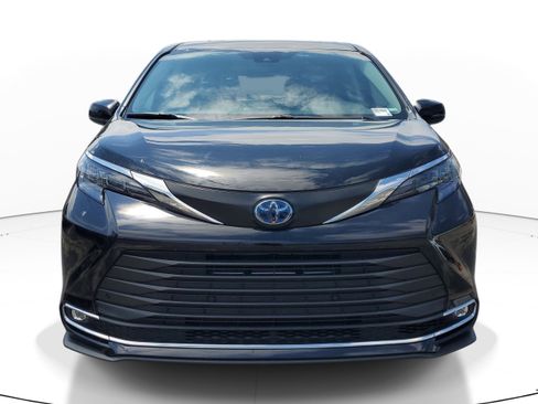 Used 2024 Toyota Sienna XLE FWD image 2