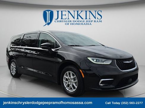 Used 2024 Chrysler Pacifica Touring-L FWD image 1