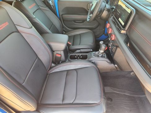 Used 2025 Jeep Wrangler Unlimited Rubicon w/ Convenience Group AWD/4WD image 17