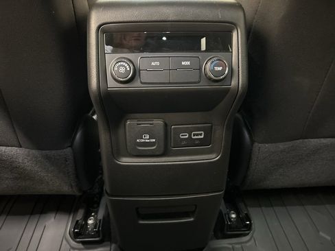 Used 2023 GMC Acadia SLE w/ Driver Convenience Package image 30