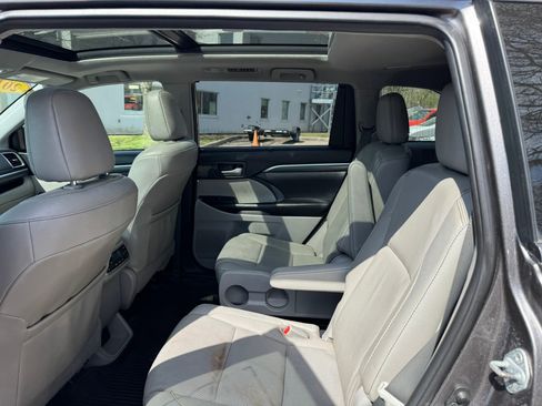 Used 2019 Toyota Highlander Limited Platinum AWD/4WD image 10