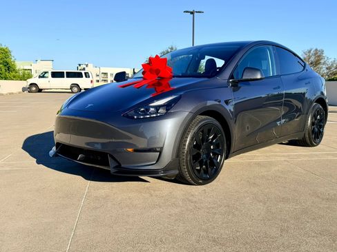 Used 2023 Tesla Model Y AWD image 12