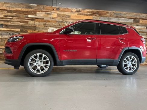 Used 2023 Jeep Compass Latitude AWD/4WD image 15
