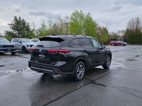 Used 2021 Toyota Highlander XLE AWD/4WD image 8