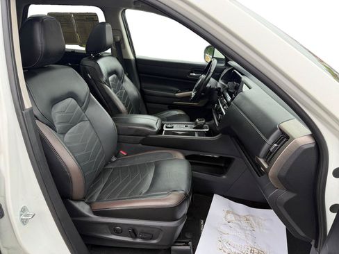 Used 2023 Nissan Pathfinder Platinum AWD/4WD image 29