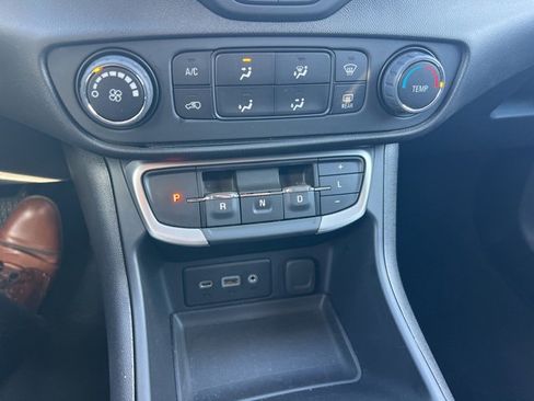 Used 2024 GMC Terrain SLE image 10