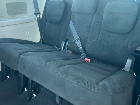 Used 2016 Dodge Grand Caravan SE FWD image 12