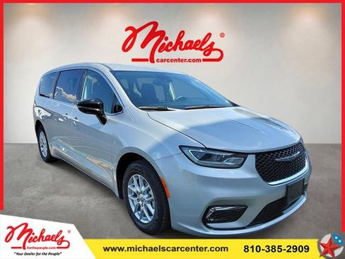 Used 2024 Chrysler Pacifica Touring-L FWD image 1