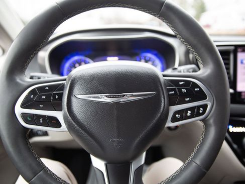 Used 2023 Chrysler Pacifica Touring-L image 11