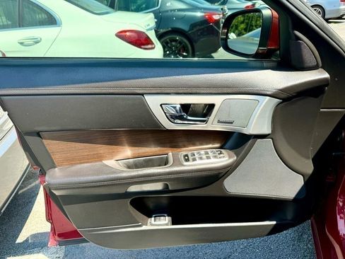 Used 2013 Jaguar XF image 13