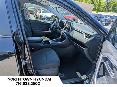 Used 2025 Toyota RAV4 XLE AWD/4WD image 33