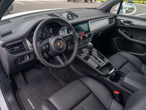 Certified 2026 Porsche Macan AWD/4WD image 4