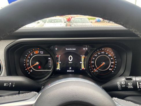 Used 2025 Jeep Wrangler Unlimited Sahara AWD/4WD image 39