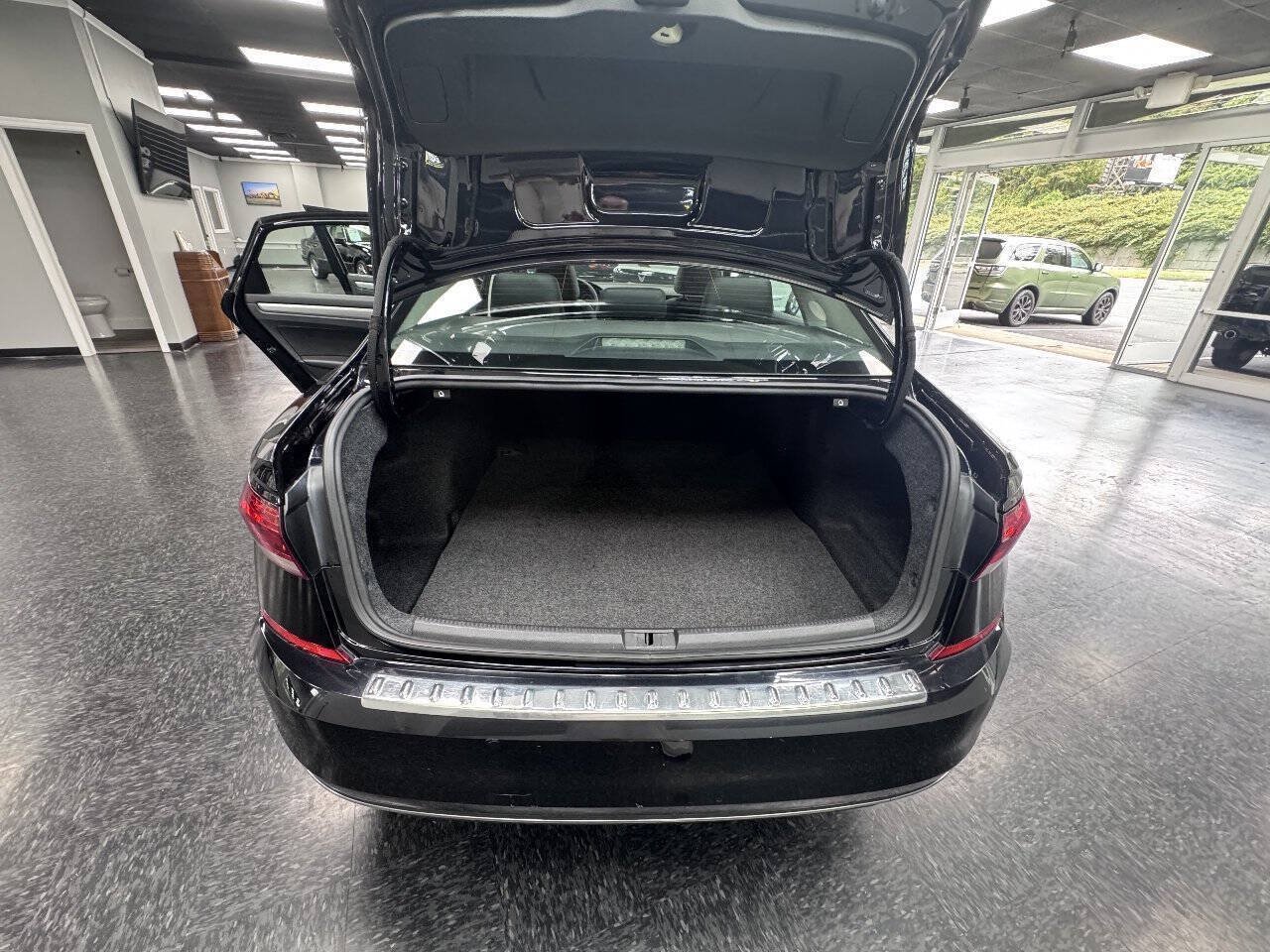 Used 2021 Volkswagen Passat 2.0T SE FWD image 9