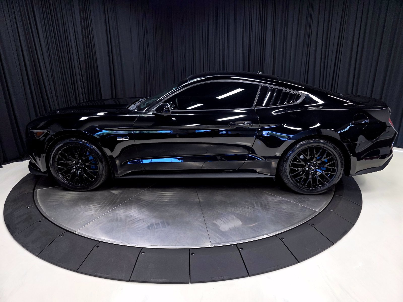 Used 2017 Ford Mustang GT Premium w/ GT Performance Package RWD image 10