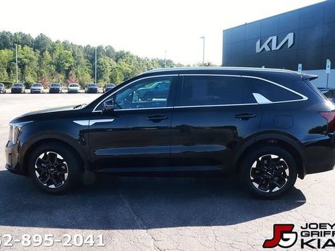 Certified 2025 Kia Sorento S w/ Panoramic Sunroof Package FWD image 4
