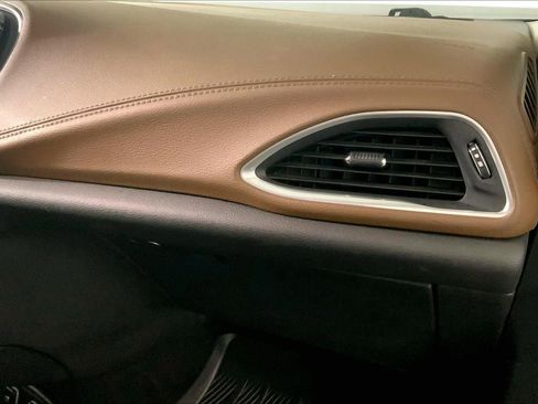 Used 2017 Chrysler Pacifica Limited image 16