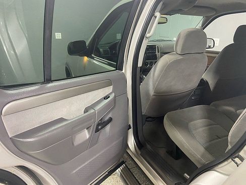 Used 2004 Ford Explorer XLT image 15