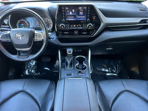 Certified 2022 Toyota Highlander XLE AWD/4WD image 3