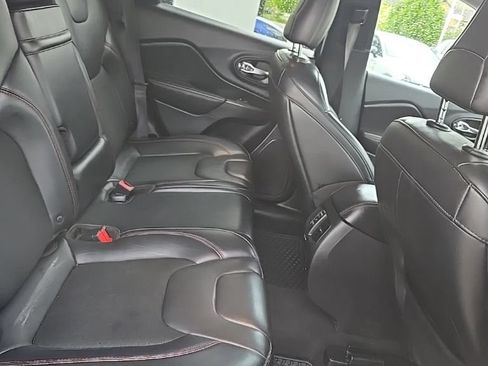 Used 2019 Jeep Cherokee Trailhawk w/ Comfort/Convenience Group AWD/4WD image 12