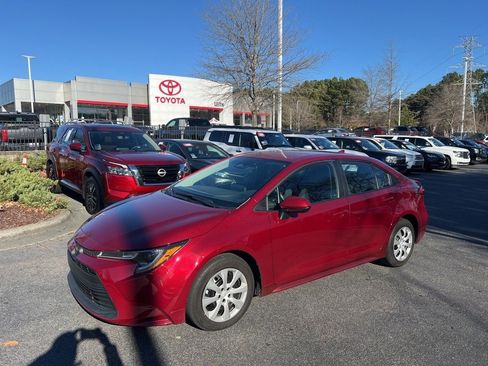 Used 2023 Toyota Corolla LE image 2