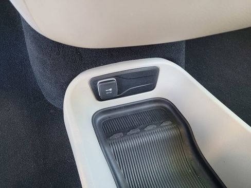 Used 2023 Chrysler Pacifica Touring-L FWD image 16
