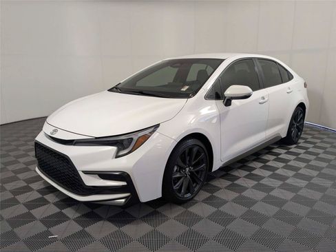 Used 2024 Toyota Corolla SE FWD image 2