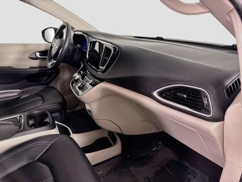 Used 2024 Chrysler Pacifica Touring-L FWD image 28