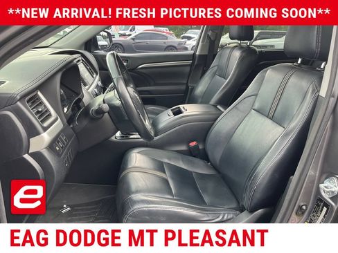 Used 2017 Toyota Highlander SE FWD image 5