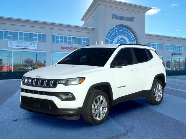 Used 2023 Jeep Compass Latitude AWD/4WD image 1