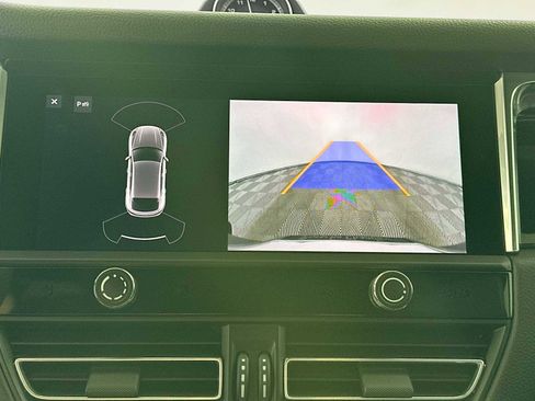 Used 2025 Porsche Macan image 16