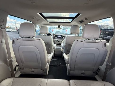 Used 2020 Chrysler Pacifica Limited image 27
