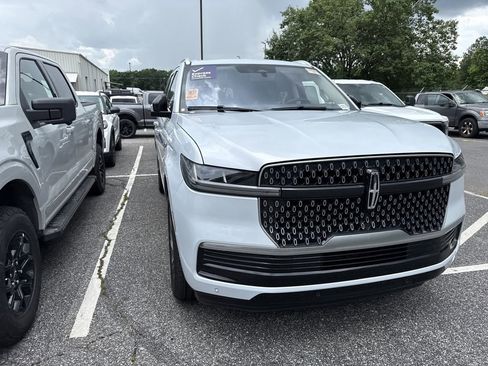 Used 2025 Lincoln Navigator L Reserve AWD/4WD image 3