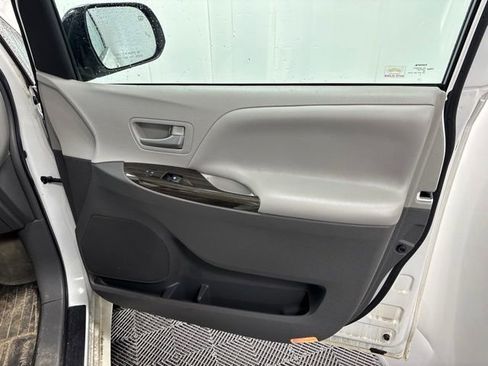 Used 2017 Toyota Sienna XLE Premium AWD/4WD image 15