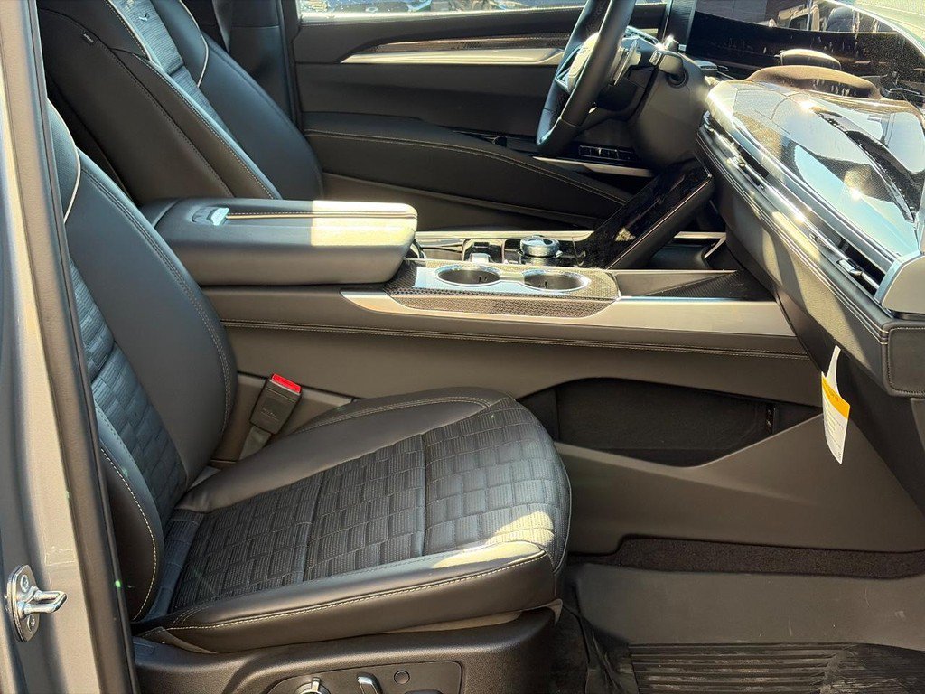 New 2026 Cadillac Escalade V w/ LPO, ONYX Package AWD/4WD image 19