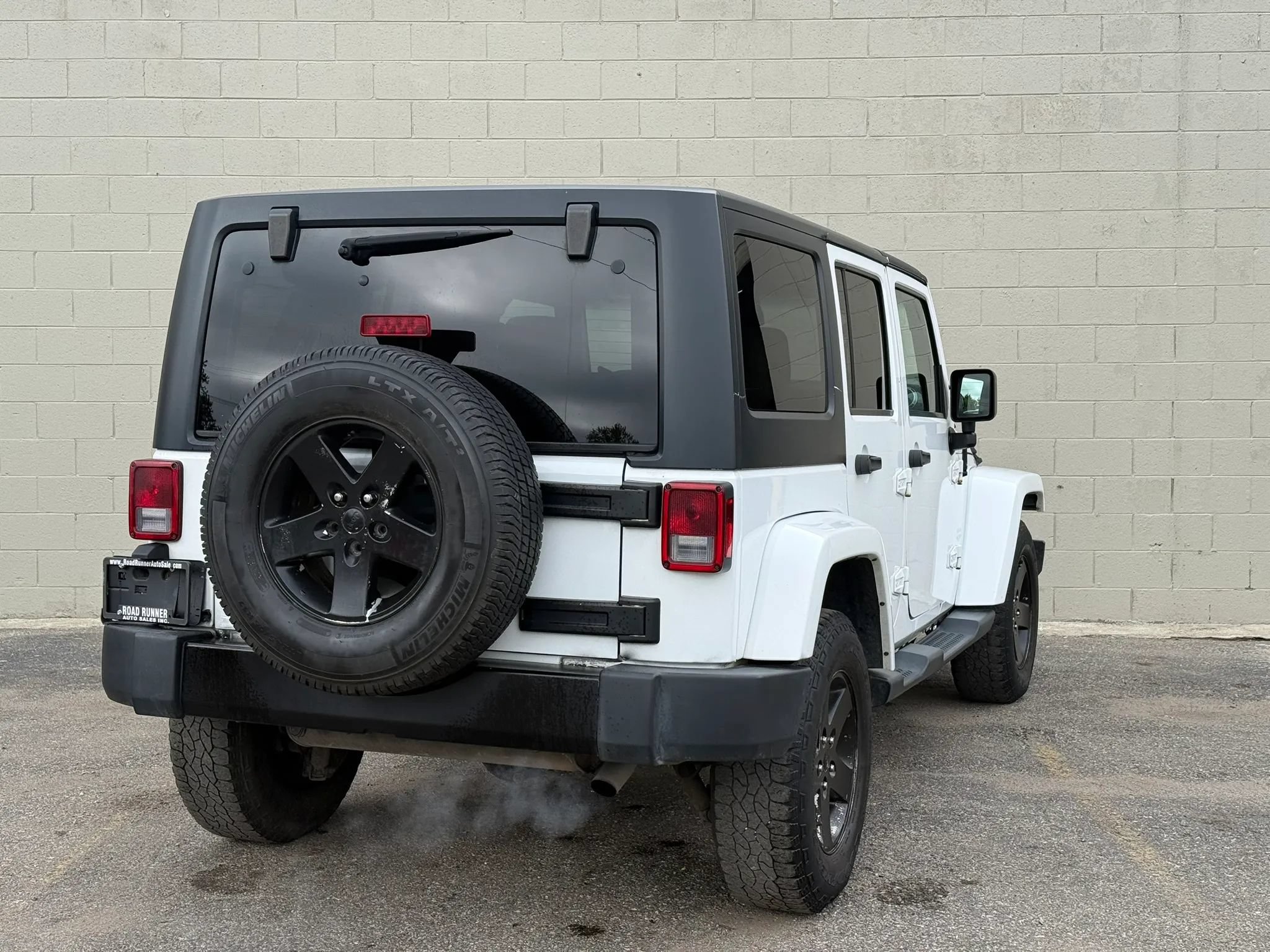 Used 2015 Jeep Wrangler Unlimited Sahara AWD/4WD image 8