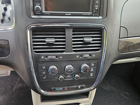 Used 2019 Dodge Grand Caravan SE w/ UConnect Hands-Free Group image 18