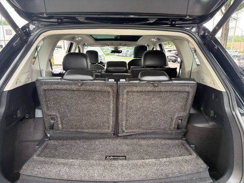 Used 2022 Volkswagen Tiguan SE w/ Panoramic Sunroof Package FWD image 38