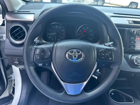 Used 2018 Toyota RAV4 LE FWD image 11