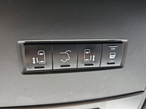 Used 2019 Dodge Grand Caravan SXT image 17