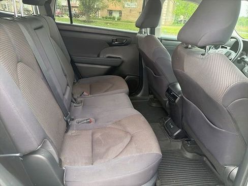 Used 2023 Toyota Highlander LE FWD image 11