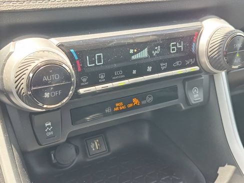 Used 2025 Toyota RAV4 XLE FWD image 18